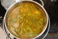 Фото приготовления рецепта: Куриный суп с чечевицей, стручковой фасолью и сливками - шаг №11