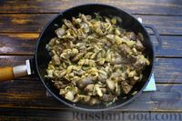 Фото приготовления рецепта: Жюльен из куриной печени, с грибами и сыром - шаг №9