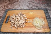 Фото приготовления рецепта: Заливной пирог с говяжьим фаршем и грибами - шаг №2