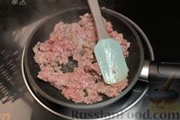 Фото приготовления рецепта: Заливной пирог с говяжьим фаршем и грибами - шаг №6
