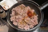 Фото приготовления рецепта: Заливной пирог с говяжьим фаршем и грибами - шаг №7