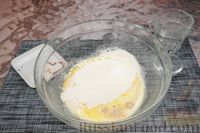 Фото приготовления рецепта: Заливной пирог с говяжьим фаршем и грибами - шаг №13