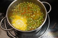 Фото приготовления рецепта: Сырный суп с зелёным горошком и вермишелью - шаг №7