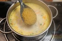 Фото приготовления рецепта: Сырный суп с зелёным горошком и вермишелью - шаг №8