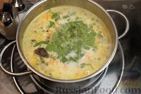 Фото приготовления рецепта: Сырный суп с зелёным горошком и вермишелью - шаг №9