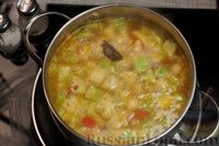 Фото приготовления рецепта: Овощной суп с молодой капустой, сладким перцем и сельдереем - шаг №12