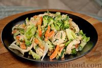 Фото к рецепту: Салат с курицей, брокколи, морковью, огурцами и сыром