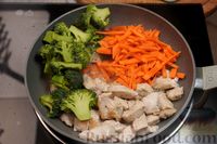 Фото приготовления рецепта: Рис с курицей и брокколи - шаг №7