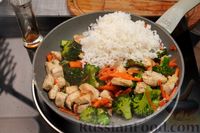 Фото приготовления рецепта: Рис с курицей и брокколи - шаг №13