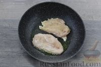 Фото приготовления рецепта: Куриное филе с грибами и шпинатом в сливочно-сырном соусе - шаг №3