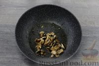 Фото приготовления рецепта: Куриное филе с грибами и шпинатом в сливочно-сырном соусе - шаг №6