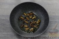 Фото приготовления рецепта: Куриное филе с грибами и шпинатом в сливочно-сырном соусе - шаг №7