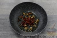 Фото приготовления рецепта: Куриное филе с грибами и шпинатом в сливочно-сырном соусе - шаг №8