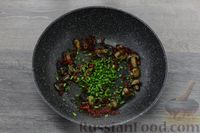 Фото приготовления рецепта: Куриное филе с грибами и шпинатом в сливочно-сырном соусе - шаг №9
