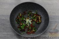Фото приготовления рецепта: Куриное филе с грибами и шпинатом в сливочно-сырном соусе - шаг №10