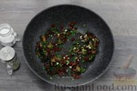 Фото приготовления рецепта: Куриное филе с грибами и шпинатом в сливочно-сырном соусе - шаг №11