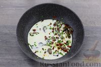 Фото приготовления рецепта: Куриное филе с грибами и шпинатом в сливочно-сырном соусе - шаг №12