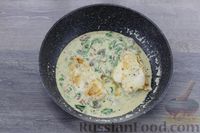 Фото приготовления рецепта: Куриное филе с грибами и шпинатом в сливочно-сырном соусе - шаг №15