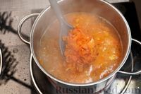 Фото приготовления рецепта: Щи из молодой капусты с помидорами (на курином бульоне) - шаг №13