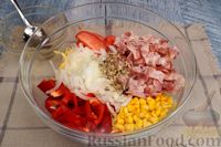 Фото приготовления рецепта: Овощной салат с сыром и беконом - шаг №13