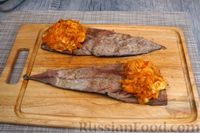 Фото приготовления рецепта: Запечённые рулетики из скумбрии с морковью, сыром и аджикой - шаг №11