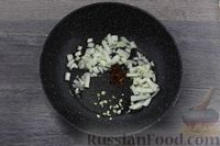 Фото приготовления рецепта: Фунчоза с мидиями в сырно-сливочном соусе - шаг №3