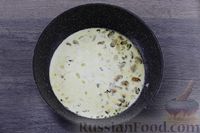Фото приготовления рецепта: Фунчоза с мидиями в сырно-сливочном соусе - шаг №5