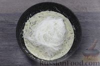 Фото приготовления рецепта: Фунчоза с мидиями в сырно-сливочном соусе - шаг №8