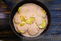 Фото приготовления рецепта: Куриные котлеты с картофелем, в томатно-сметанном соусе - шаг №17