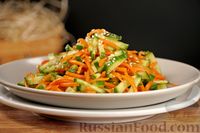 Фото приготовления рецепта: Салат с огурцами, морковью по-корейски и пикантной заправкой - шаг №7