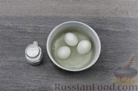 Фото приготовления рецепта: Закрытый пирог с яйцами и зелёным луком, из рубленого теста на сметане - шаг №2