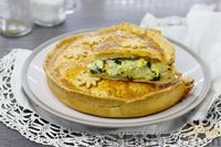Фото приготовления рецепта: Закрытый пирог с яйцами и зелёным луком, из рубленого теста на сметане - шаг №22