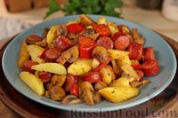 Фото к рецепту: Жареная картошка с копчёными колбасками, грибами и сладким перцем