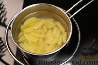 Фото приготовления рецепта: Жареная картошка с копчёными колбасками, грибами и сладким перцем - шаг №3
