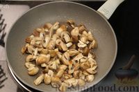 Фото приготовления рецепта: Жареная картошка с копчёными колбасками, грибами и сладким перцем - шаг №5