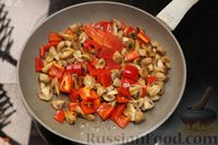 Фото приготовления рецепта: Жареная картошка с копчёными колбасками, грибами и сладким перцем - шаг №7