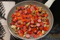 Фото приготовления рецепта: Жареная картошка с копчёными колбасками, грибами и сладким перцем - шаг №9