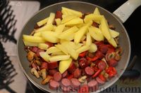 Фото приготовления рецепта: Жареная картошка с копчёными колбасками, грибами и сладким перцем - шаг №11