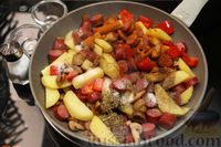Фото приготовления рецепта: Жареная картошка с копчёными колбасками, грибами и сладким перцем - шаг №12