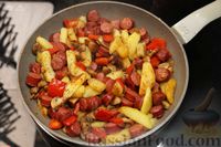 Фото приготовления рецепта: Жареная картошка с копчёными колбасками, грибами и сладким перцем - шаг №13