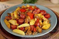 Фото приготовления рецепта: Жареная картошка с копчёными колбасками, грибами и сладким перцем - шаг №15