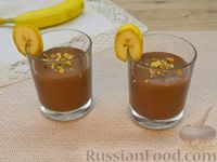 Фото приготовления рецепта: Шоколадный молочный коктейль с орехами и бананом - шаг №9