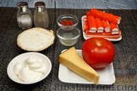 Фото приготовления рецепта: Салат с крабовыми палочками, помидорами, сельдереем и сыром - шаг №1