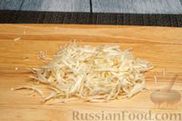 Фото приготовления рецепта: Салат с крабовыми палочками, помидорами, сельдереем и сыром - шаг №3