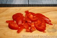 Фото приготовления рецепта: Салат с крабовыми палочками, помидорами, сельдереем и сыром - шаг №5