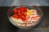 Фото приготовления рецепта: Салат с крабовыми палочками, помидорами, сельдереем и сыром - шаг №8