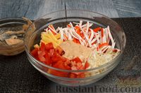 Фото приготовления рецепта: Салат с крабовыми палочками, помидорами, сельдереем и сыром - шаг №9