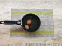 Фото приготовления рецепта: Овощной салат с ветчиной, яйцами, брынзой и твёрдым сыром - шаг №4