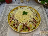 Фото приготовления рецепта: Овощной салат с ветчиной, яйцами, брынзой и твёрдым сыром - шаг №25