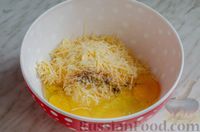 Фото приготовления рецепта: Сырный рулет с фаршем, маринованными огурцами и помидором - шаг №3